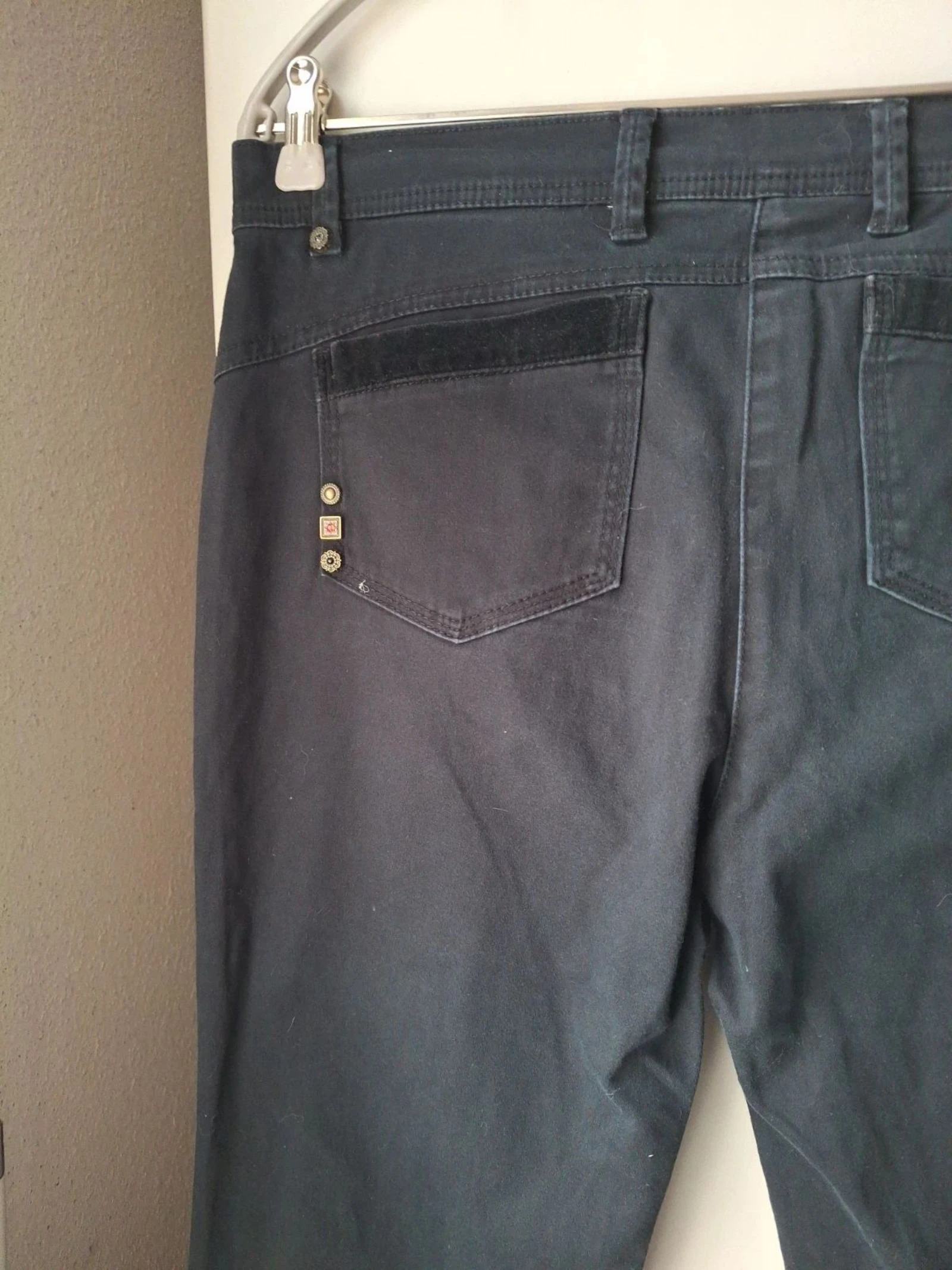 Jeans preto com bordados – photo 12